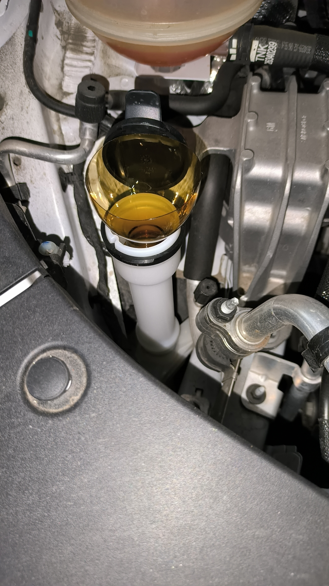 一万六千公里第一次更换玻璃水
开了一万六千公里，前面发现喷玻璃水喷不出来了，只有