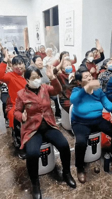 #我修仙多年强亿点怎么了#几个鸡蛋把大爷大妈整的是神魂颠倒，这里不乏有穿着西装的