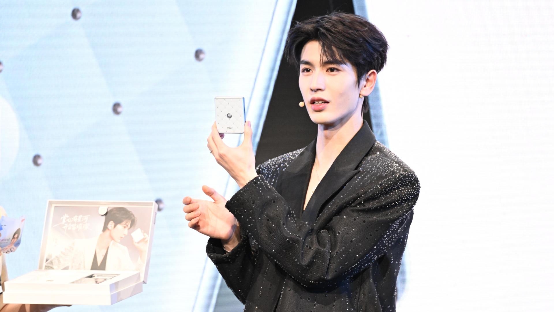 联想moto X70 Air AI手机正式发布：有AI的Air，无感轻薄不妥协