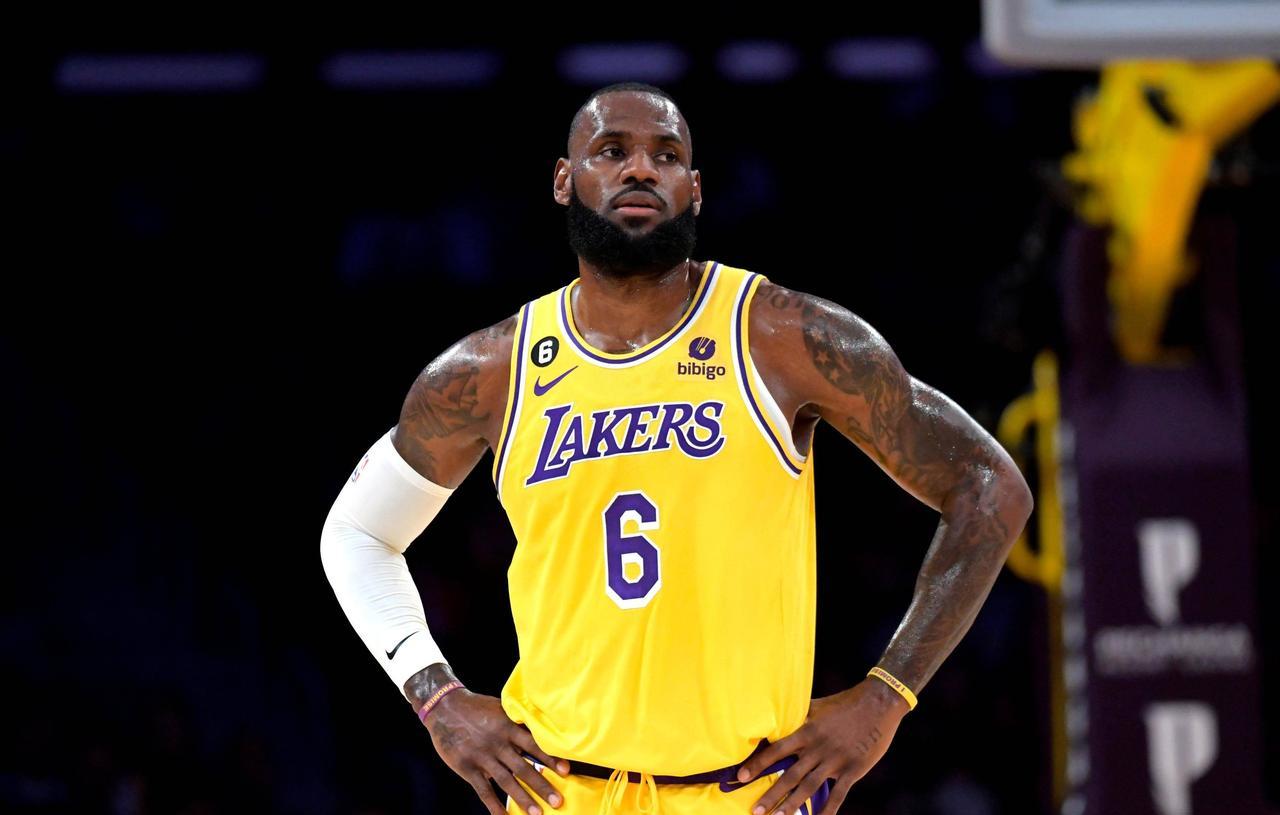 央视认为詹姆斯才是NBA终极规则破坏者？
为了限制一些超级明星的发挥，NBA历史