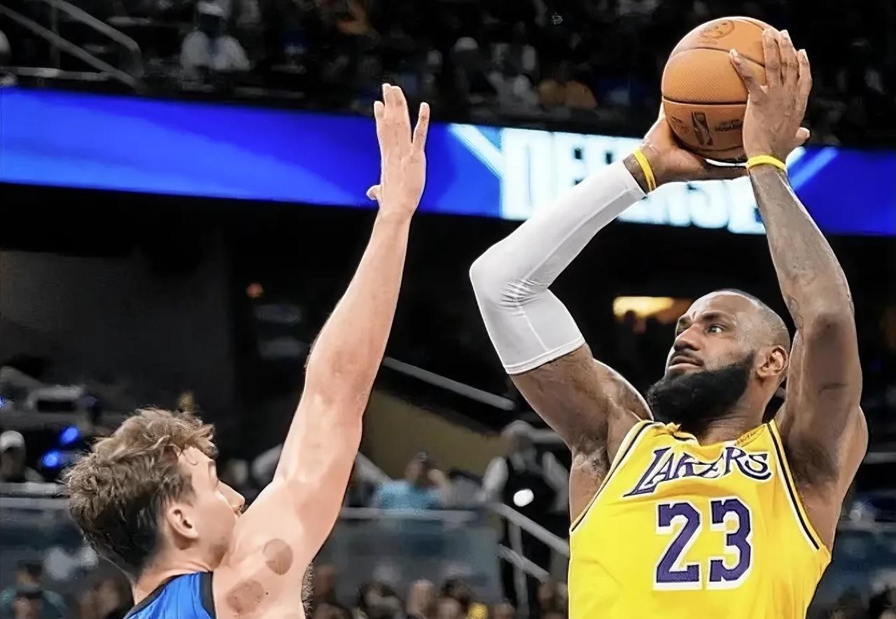 湖人就是NBA的广东宏远，遇强则强、遇弱则弱。
两支球队分别都是热度最高的球队，