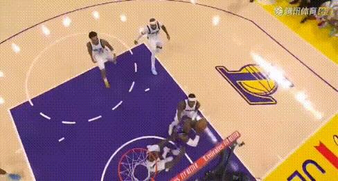 仇不隔夜——华盛顿空中被詹姆斯推，立马大帽复仇。
图1-2：又是推空中人，詹姆斯