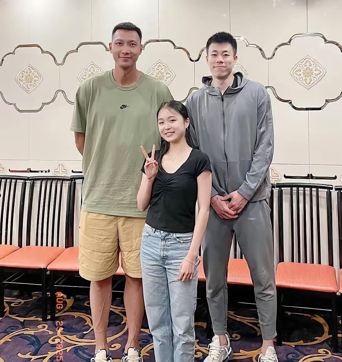能跟篮球巨星易建联和张镇麟同框合影的女孩，一定不简单吧，你能认出她是谁？
她穿的
