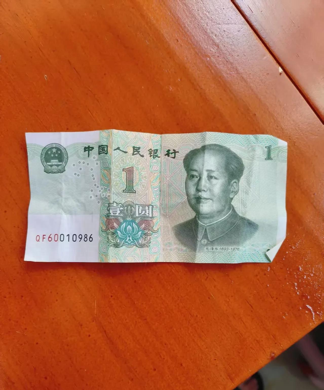费了九牛二虎的心思，我老公终于同意出钱给孩子买校服了。
在开学之前，我就给孩子买