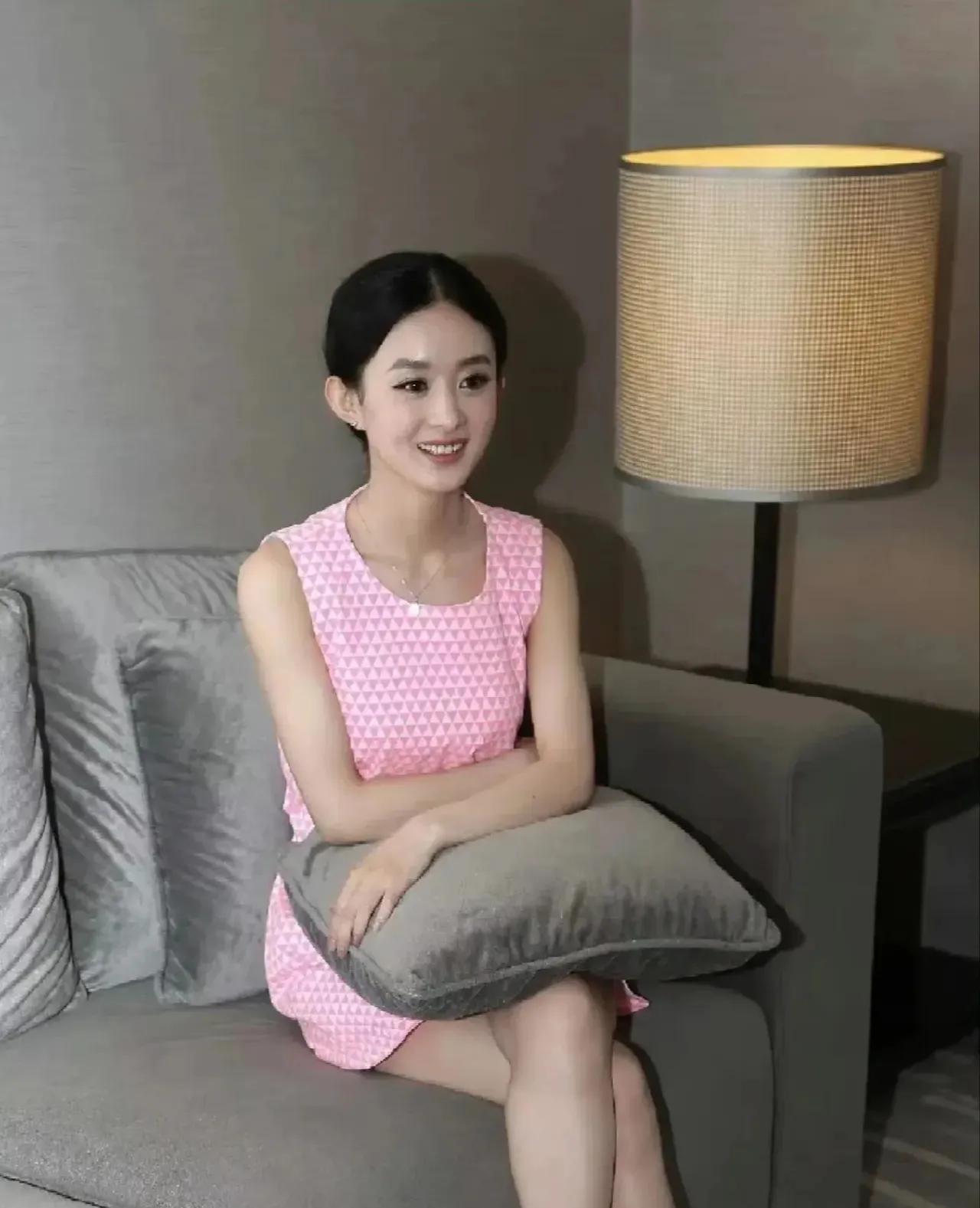 这是刚出道没多久的赵丽颖，那时候的她真的好清纯啊！满脸胶原蛋白，笑起来两个酒窝特