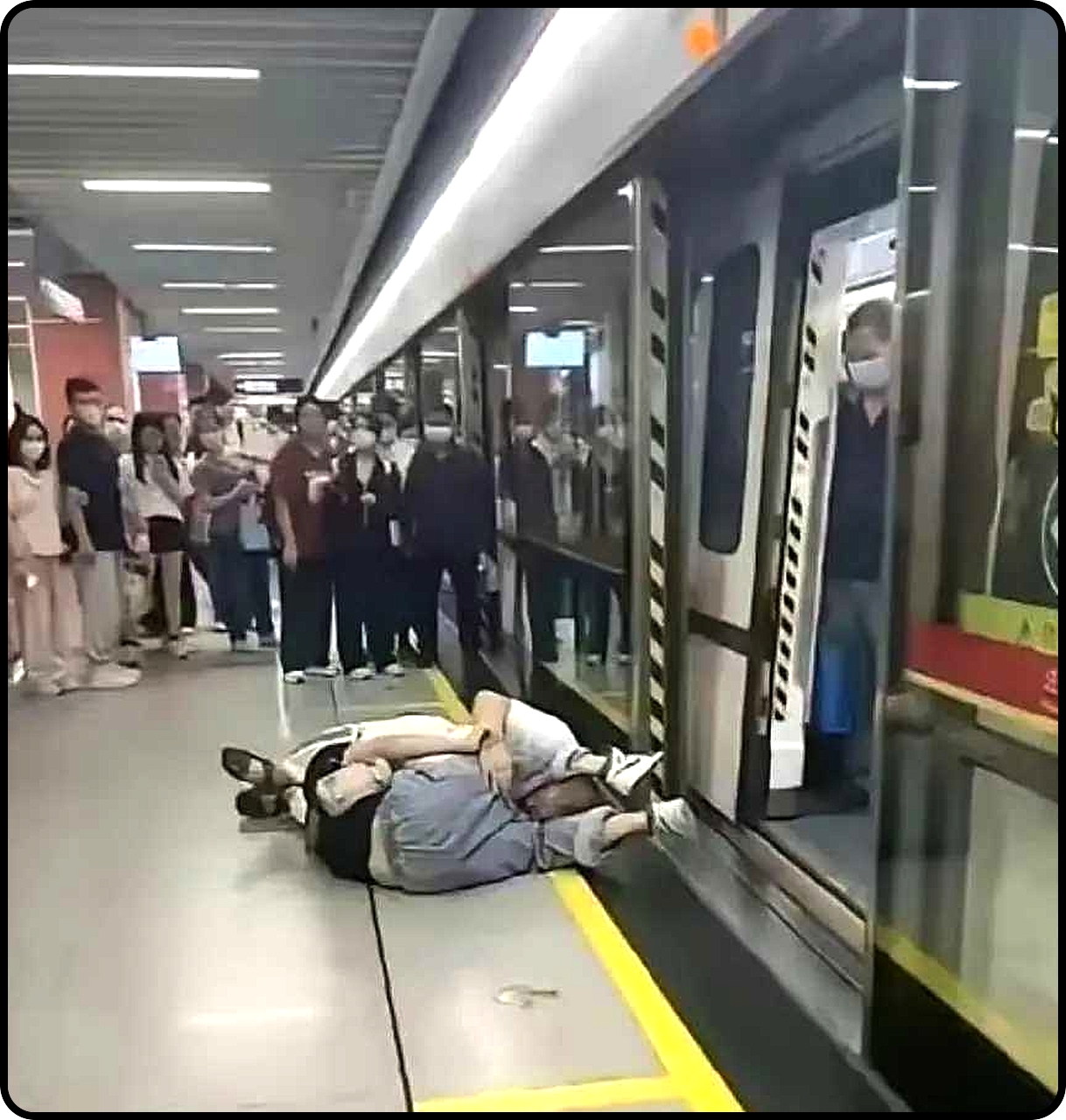 白衣方如果不咬的话，八成是打输了。