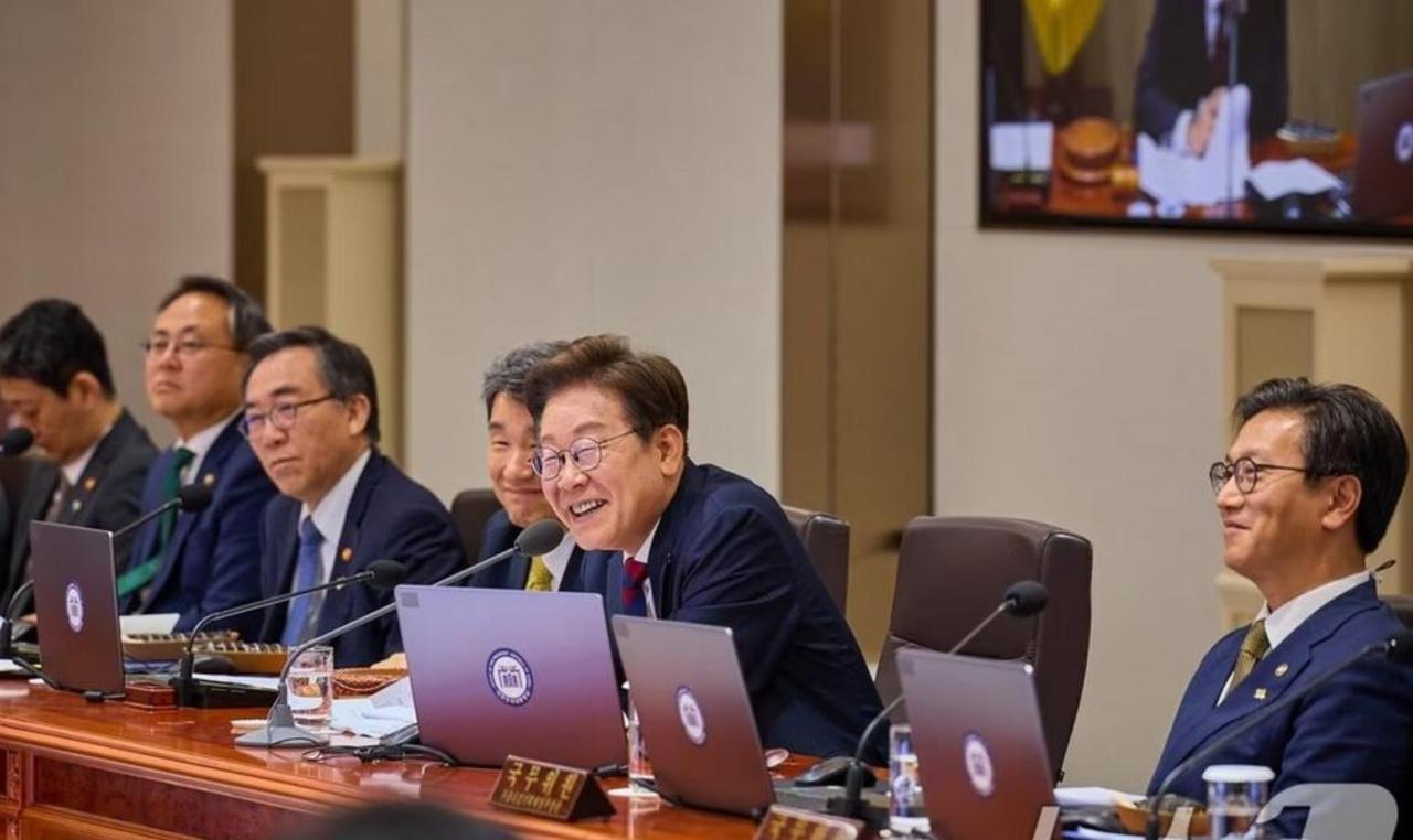 【韩国最新舆论调查显示58.2%的受访者认为“李在明总统会做得很好”，低于李明博