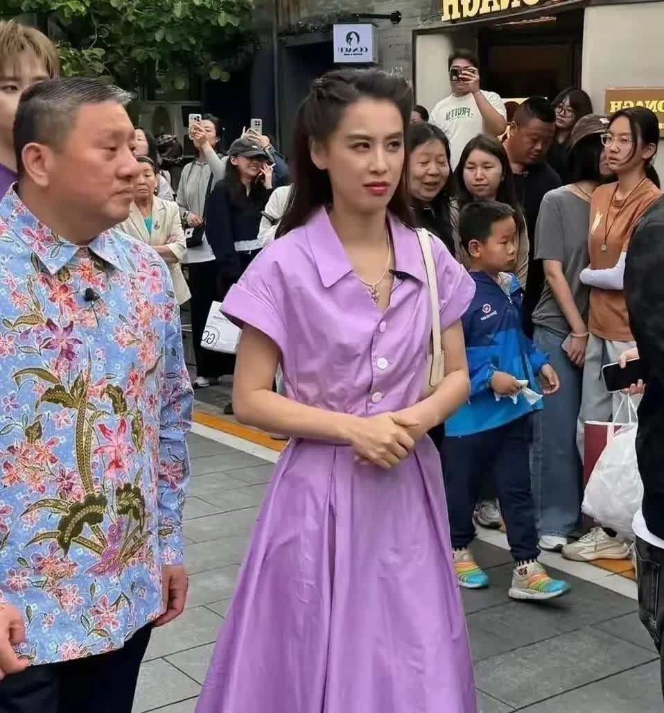偶遇素颜黄圣依，身形骨瘦如柴且皮肤黝黑，没有网上说的这么漂亮