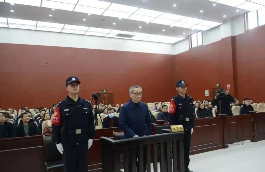 毫州教育之反腐风暴令百姓拍手称快，都说这些教育的蛀虫早送进去踩缝纫机更好。毫州教