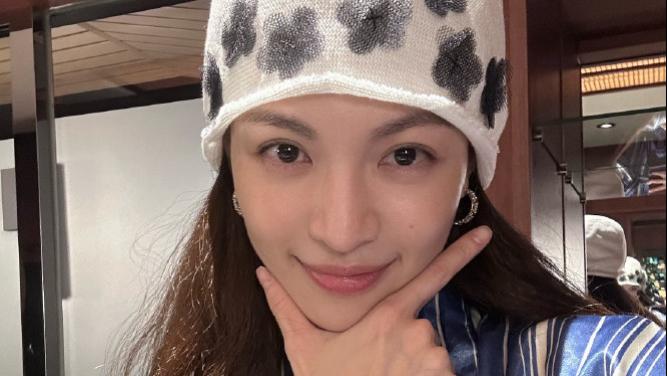 钟楚曦的“梦游记”：现身花海之中，美的如梦如幻！