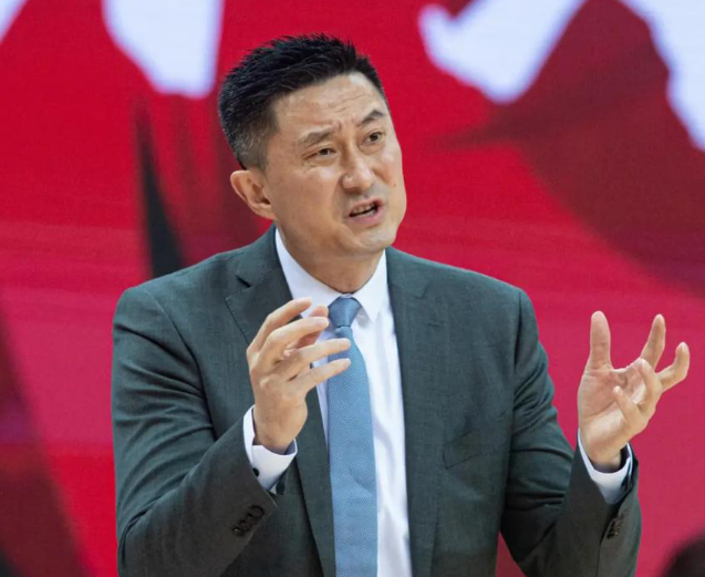 杜锋最大的问题还是沟通能力，技战术方面在国内教练中式领先的。
杜锋的沟通就只会骂