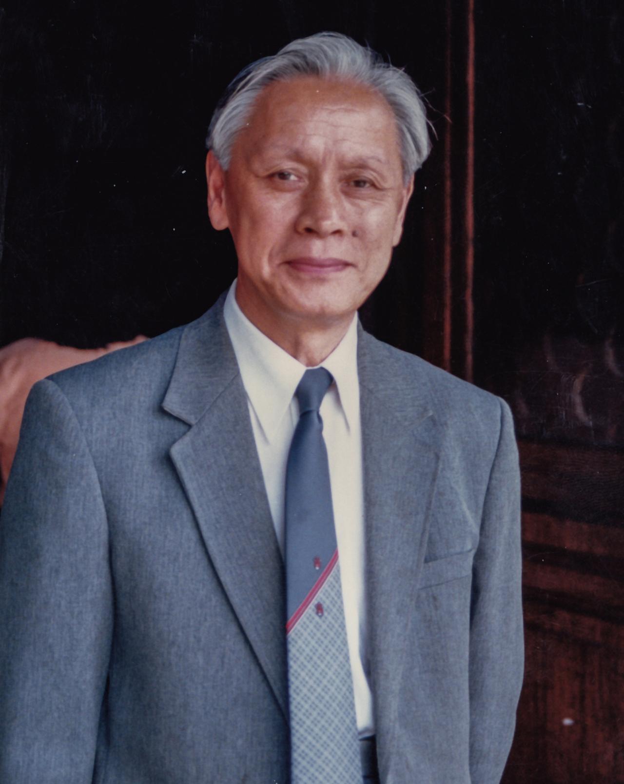 1959年，他趁着妻子出差，偷偷把一管液体灌入刚满一岁的儿子嘴里。看着儿子天真的