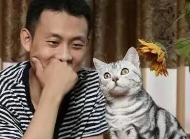 张译真的好爱猫了，坦言可以和猫过一生！
华表奖的晚上，张译说：“想要安静一段时间