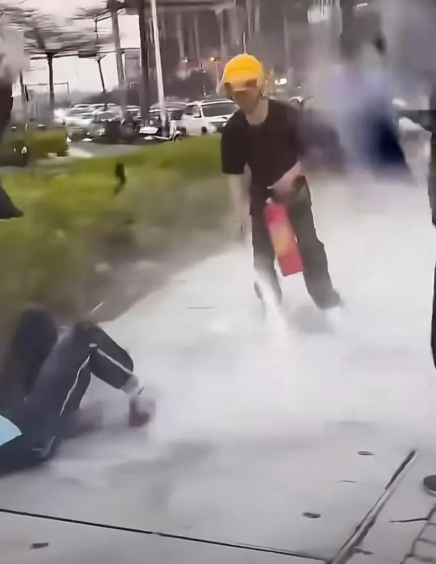 这个社会不被理解和认可的一个族群
大家一提到外卖小哥，都觉得他们是生活在底层，不