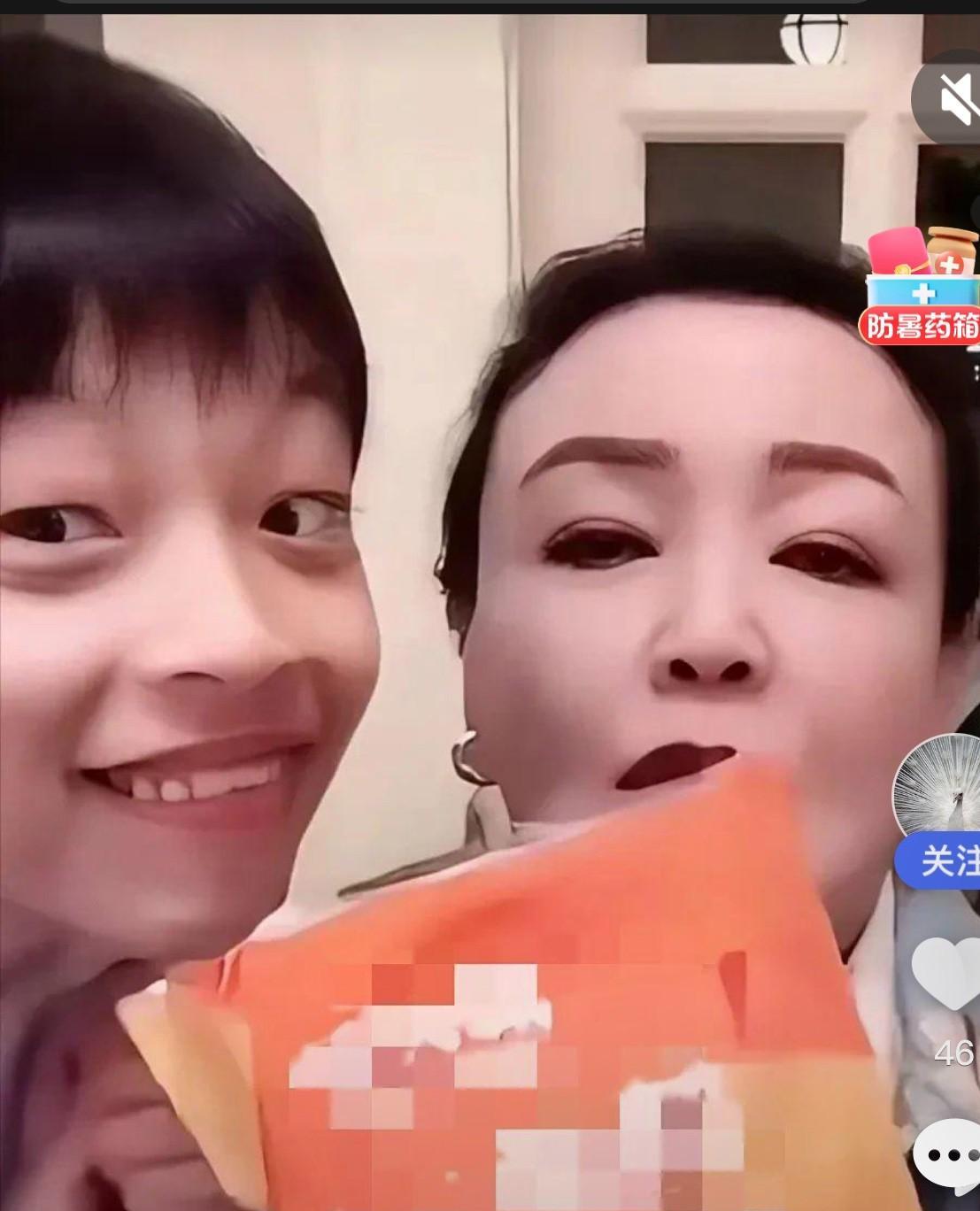 小霖霖有点龅牙呢，这也不像汪小菲和大s呀。
这次小霖霖跟汪小菲去草原游玩，近期正