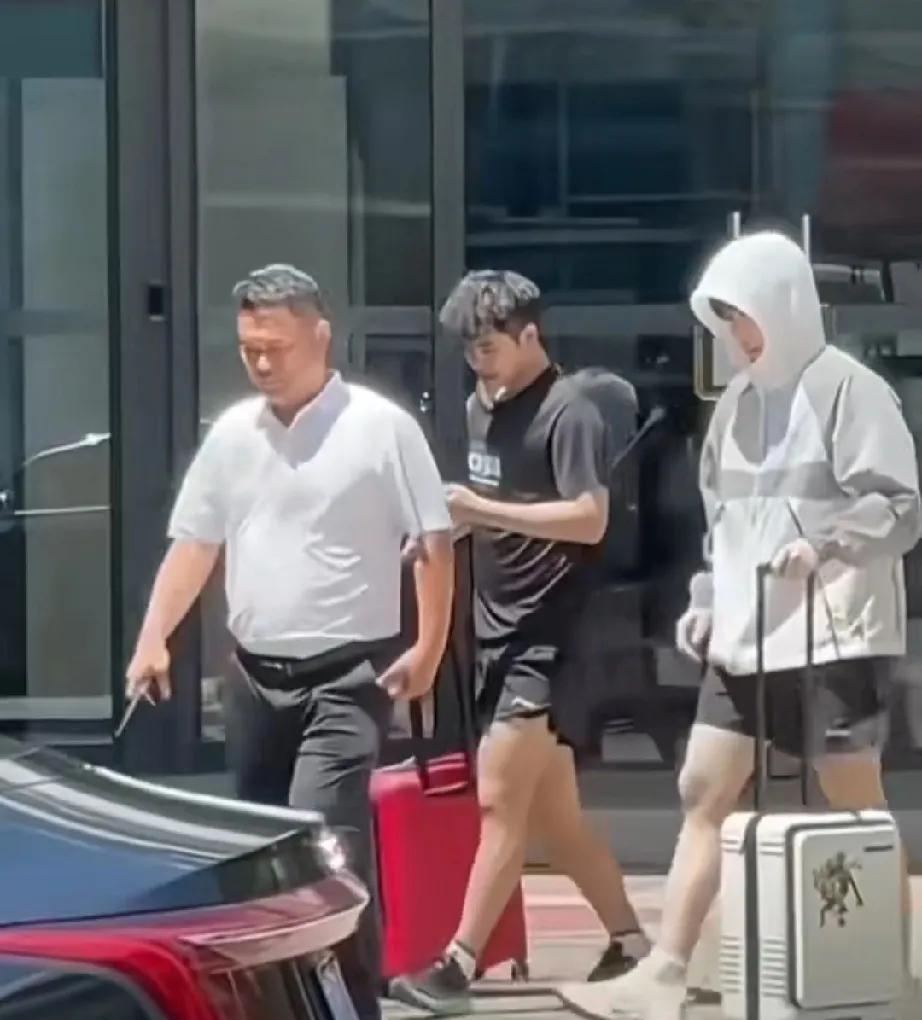 王楚钦今日北京体总训练馆路透。手拿拉杆箱，与国乒队友牛冠凯和好友曹巍同行。
身边