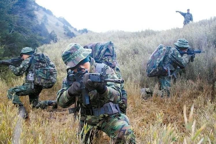 美国智库突然警告：台美军应全部撤离，并喊话“没必要直接保台”
近日，一家与美国防
