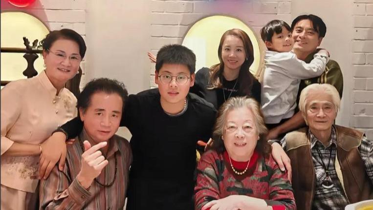 陈龙全程当甩手掌柜还索礼？章龄之的送礼操作才是高情商天花板！