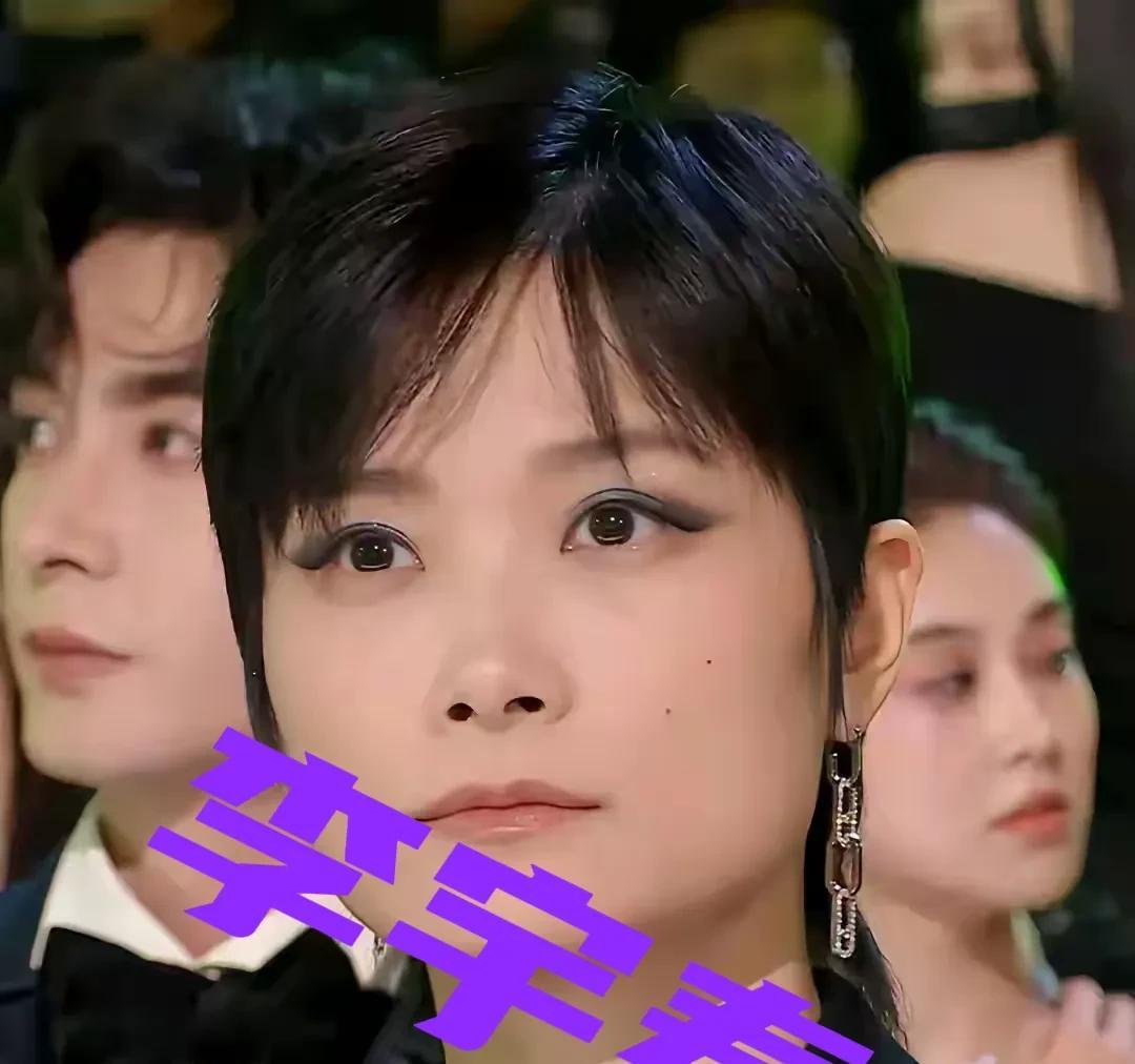 李宇春，让人奇怪有三：
1、李宇春事业一直蒸蒸日上，随时国际大场合都有她的身影，