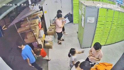 还是学生就会欺负弱小，
真的太坏了。
一个穿着校服的小孩，
在快递站欺负幼童。