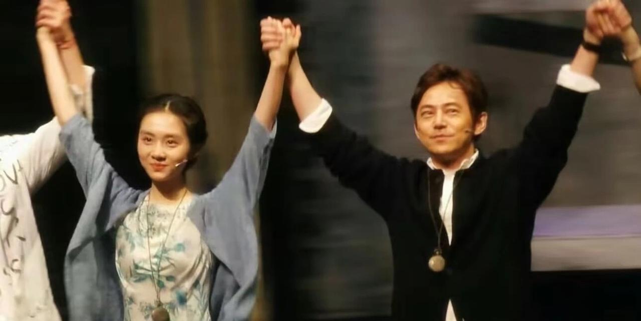 黄多多要进娱乐圈？黄磊早就铺好路了！
最近黄多多和何炅一起演话剧的事儿可火了，网
