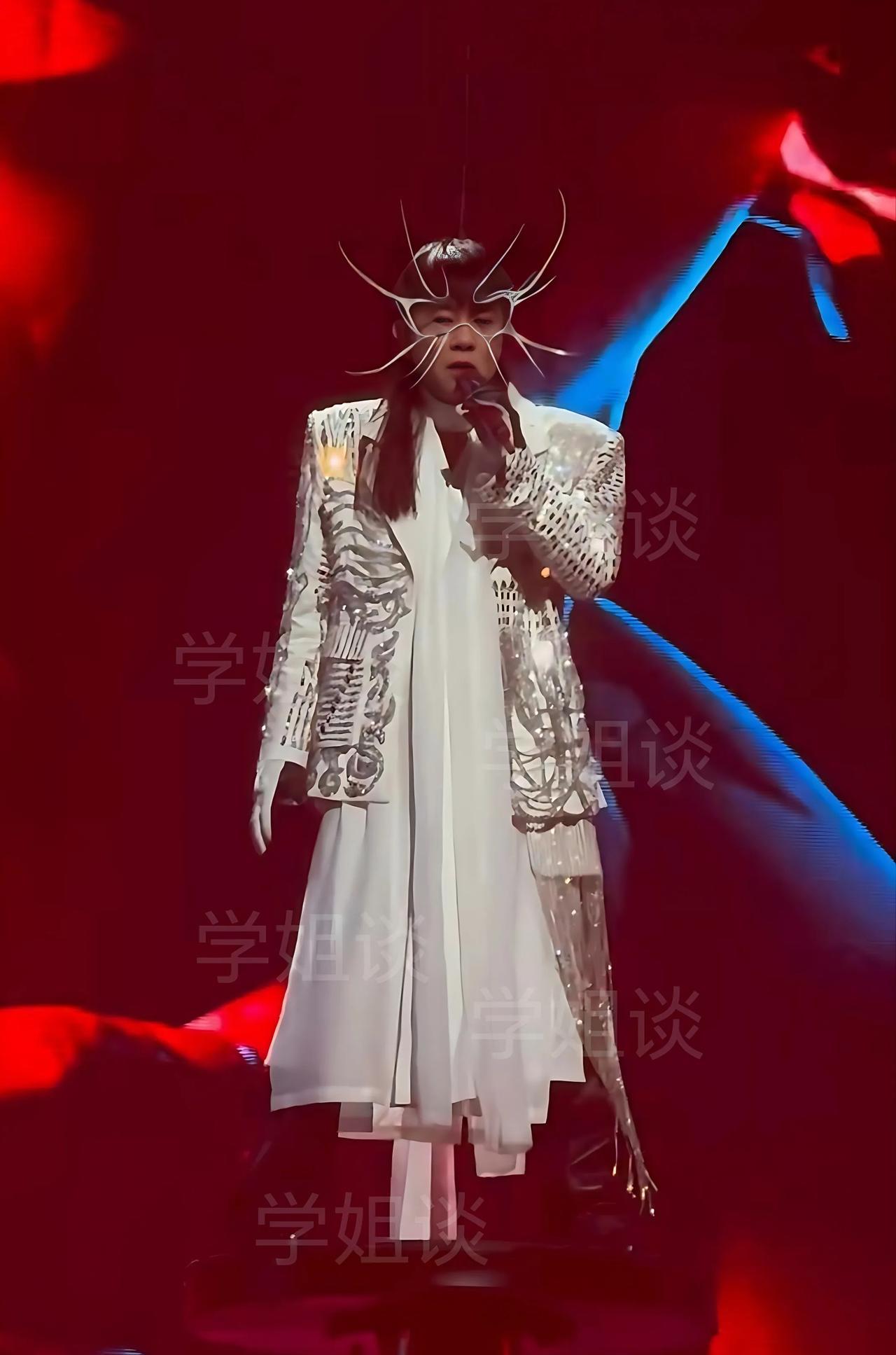 陈小春造型师麻烦你出来一下，我想问你一下，你是不是跟陈小春有仇？
这次演唱会你给