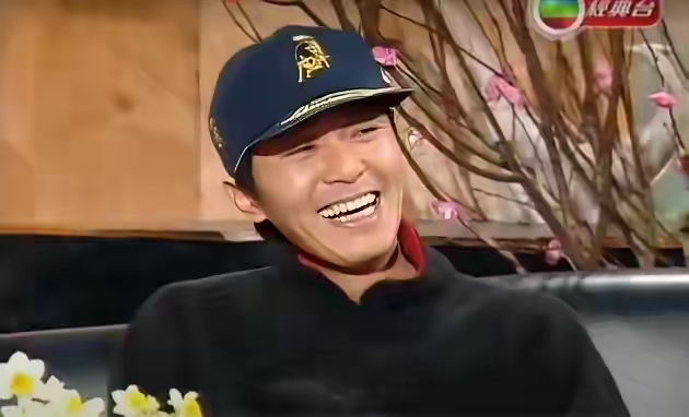 1993 年的香港，一档清谈节目录制现场，主持人黄霑迎来了特别嘉宾周星驰。那时星