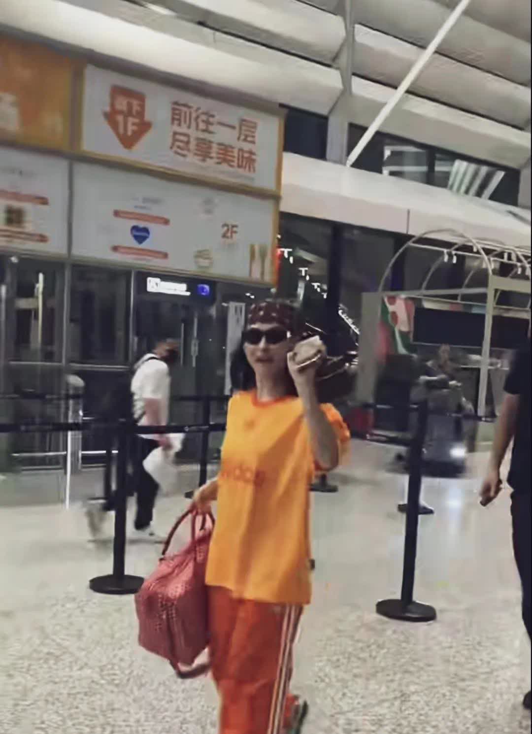 张柏芝回香港，开心的嘴巴都合不拢，性格开朗活泼。与粉丝打招呼特亲切！没有一点明星
