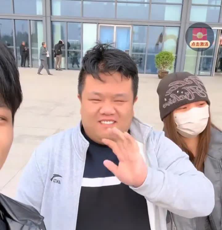 解清帅一家人出发韩国了
可以看到
解清帅带着大哥大嫂妈妈女朋友，独留爸爸一个