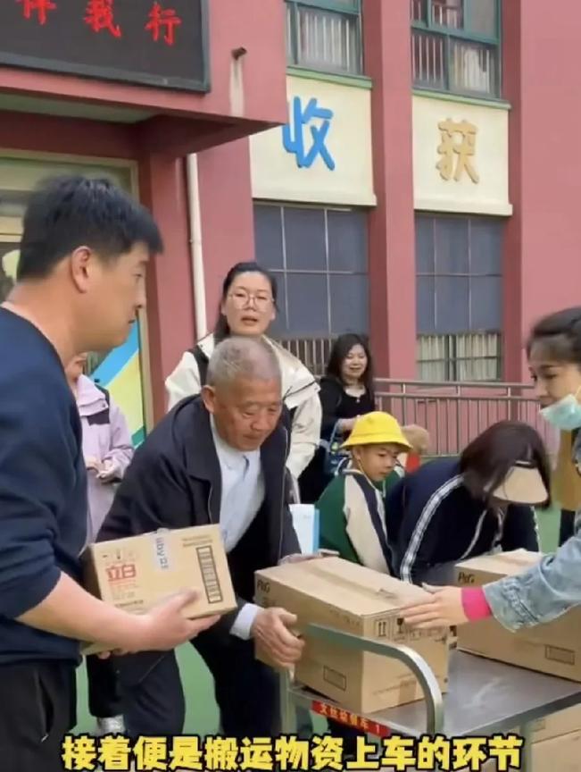 真是太让人感动了！五岁的小天赐和74岁的老爸一起做公益，一起去了福利院！
天赐的