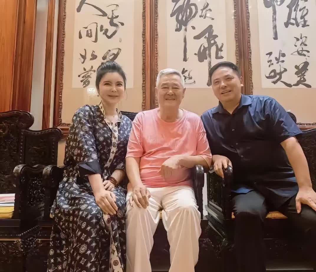 没想到啊，赵本山已经老成这样了，头发都花白了……

很久没有看到赵本山登台了