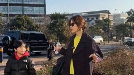 90万豪车相伴，蔡琳独居接娃，劝儿子学中文找爸爸
