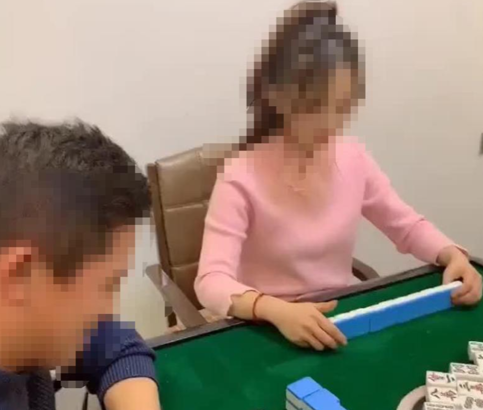 女子赌博输光家当，为翻身举债翻本，结果再次输光。债主见女子貌美，提出可以“肉偿”
