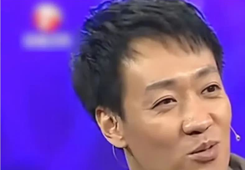 [浮云]演员辛柏青说：“当年我在大学里第一次看见朱媛媛，第一感觉就是土，脸蛋红扑
