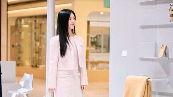 王诗龄回国后在宴会上惊艳众人！真成财阀千金了，骨子里带的优雅