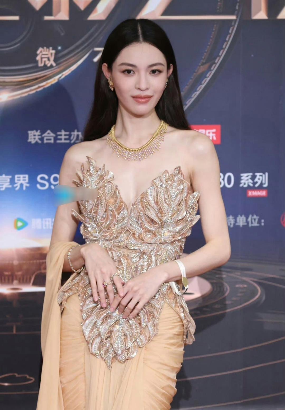 钟楚曦的时尚表现力在内娱可算是佼佼者了！

这套Zuhair Murad 25春