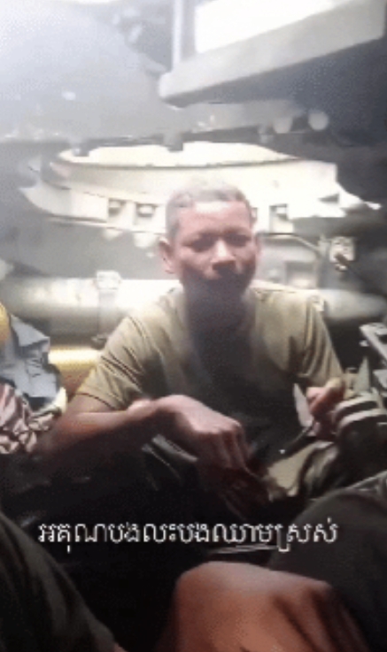 柬埔寨军队士兵近日拍摄了一段画面，显示他们在一辆T-55型坦克的炮塔内用餐，手中