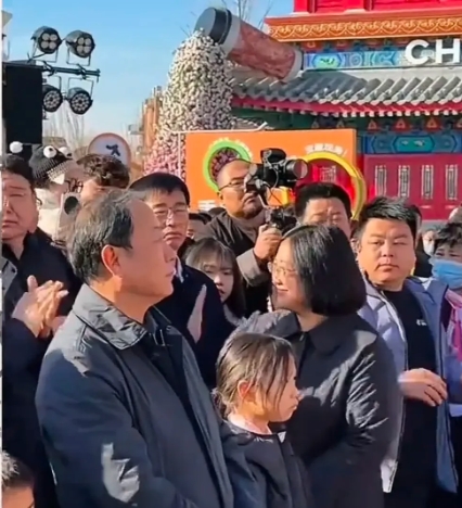 曹云金太低调了，参加某节目，市委市政府首要都来了，怎么不合个影呢？

近日，曹云