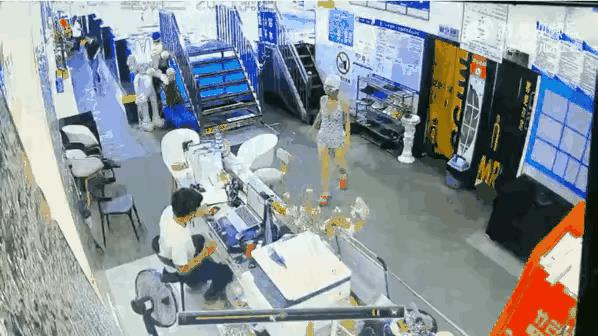 应该不是故意走错门，还好是风平浪静……