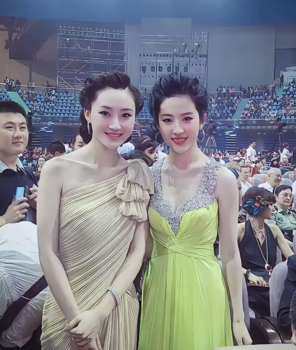 五官紧致精致真的很给颜值加分呢

刘亦菲精致的鹅蛋脸再上精致的五官，看起来是比她