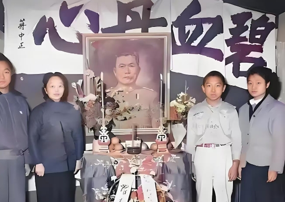 1949年，国军中将邱清泉战死后，他的妻子叶蕤君来不及哀痛就慌不迭地带着孩子们南