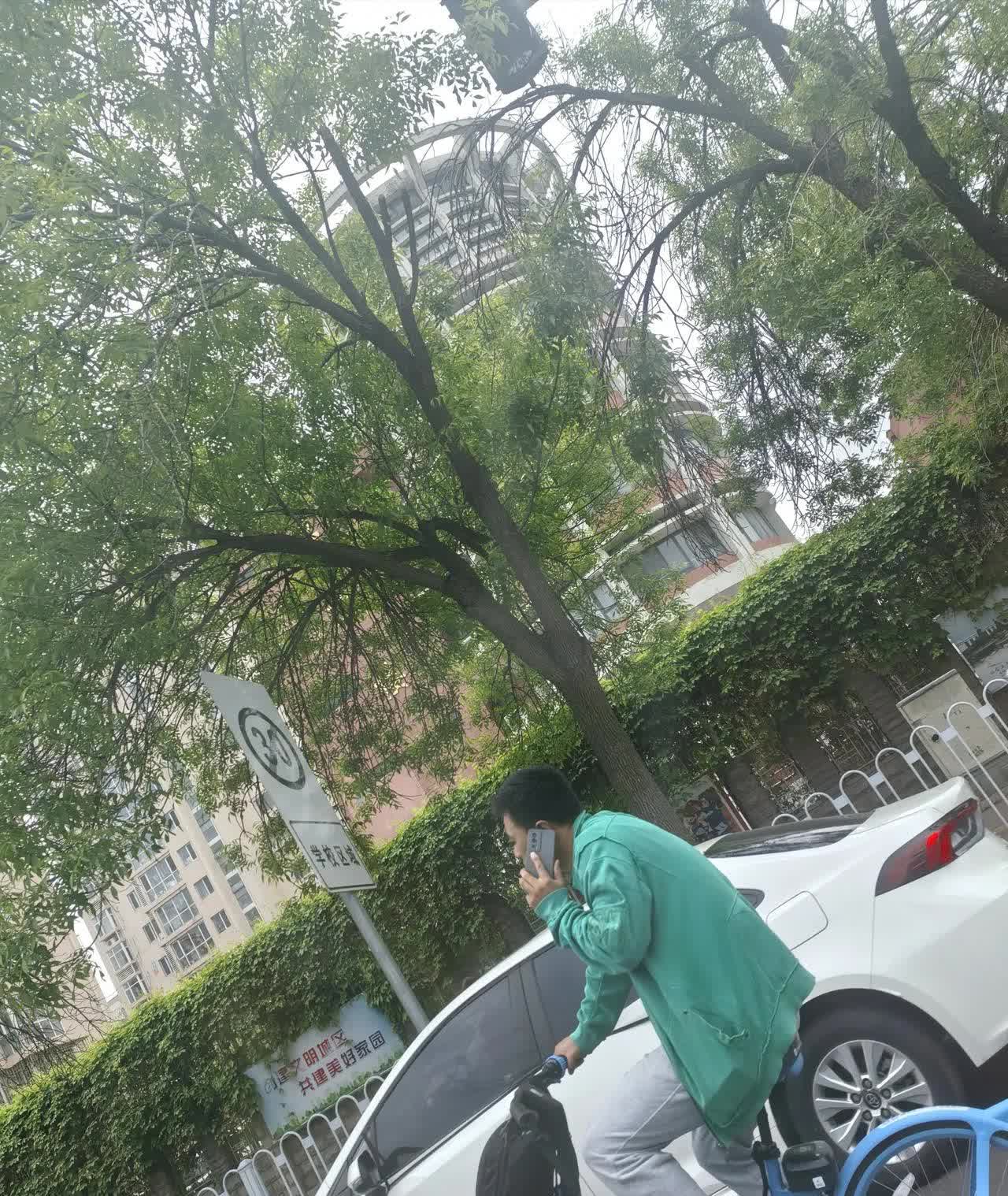 大家以后打车下车的时候一定要注意！今天我打了个车去产检，下车的时候看见地面也是挺