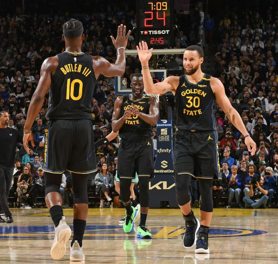 NBA常规赛中，勇士客场以148:106大胜马刺，豪取42分胜利。比赛一开始，勇