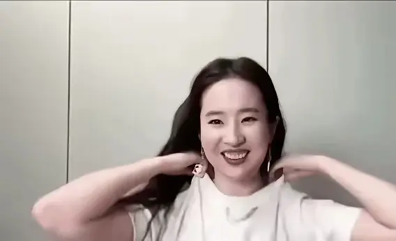 神仙姐姐直播时，碰了屏幕，美颜消失三秒。