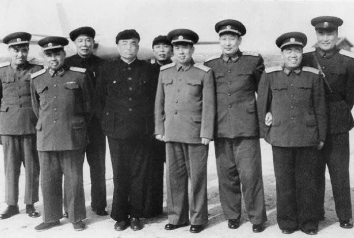 难得一见，许世友和彭老总的合影照。其他的将军我基本能认全，左三是陈士榘上将，左五