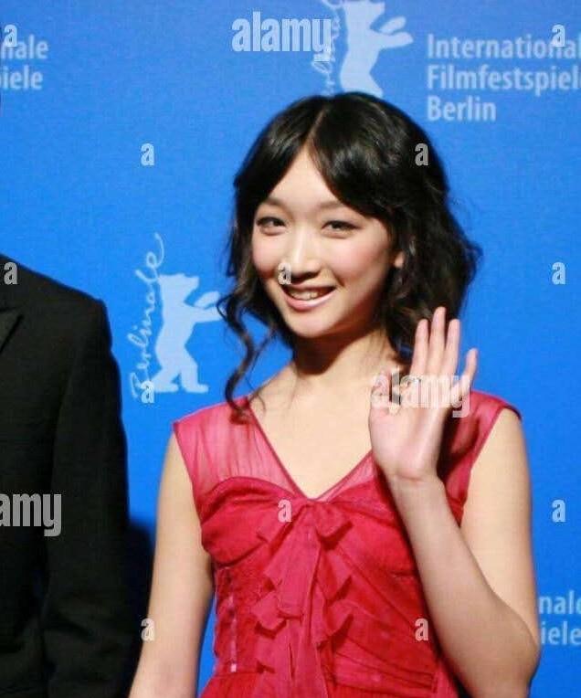 周冬雨虽然也是谋女郎，而且是倪妮师姐，但因为长相的原因，她在拿到三金之前得到的资