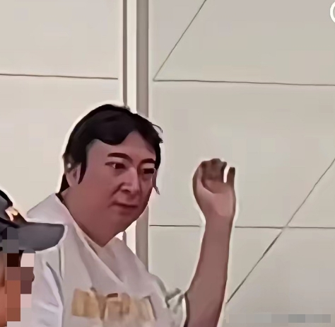 王撕葱怎么胖这样呀，如果他胖这样，是不是应该减肥了。

不单单是胖了，关键头发还