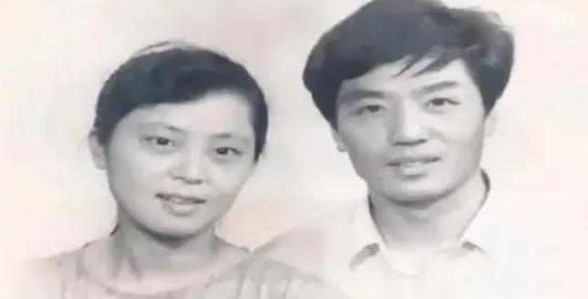 1988年，23岁的清华女研究生在火车上对一个35岁的男人一见钟情。女孩父母强烈