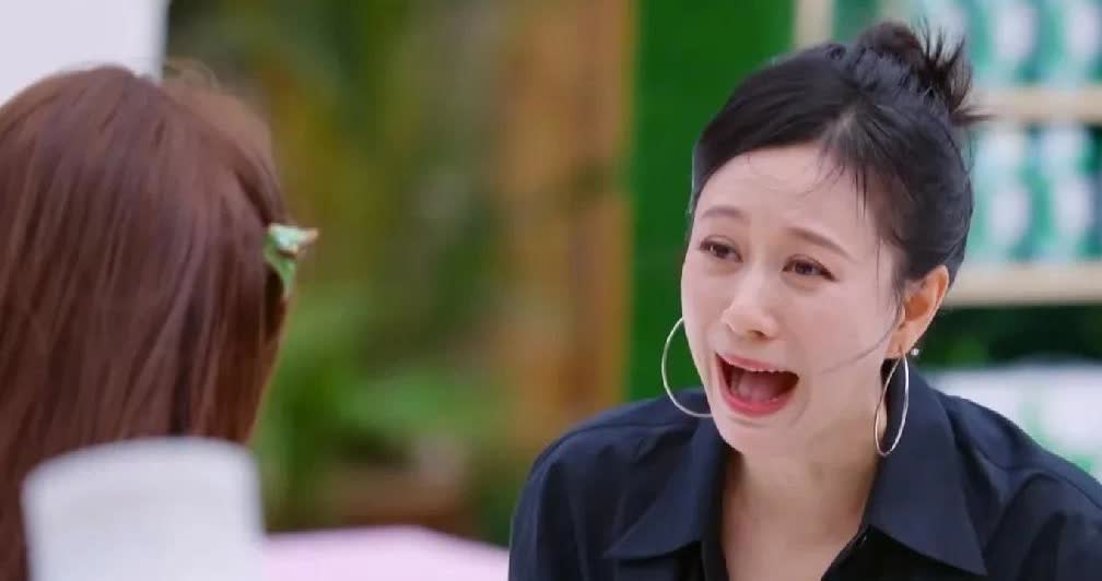 曹颖和王珞丹等人看到倪虹洁后非常热情的和倪虹洁打招呼，说和倪虹洁是熟人，但倪虹洁