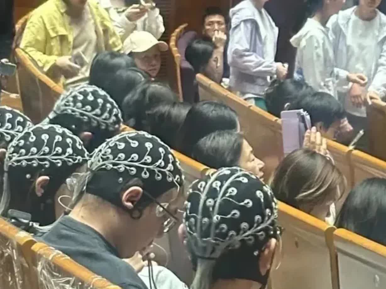 要是不告诉你，可能你打死都猜不出这是啥！远看像戴着蓝白花的小毡帽，近看才知道是在